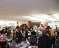 Bild: jma
Beim Flohmarkt in der Heberbräuhalle suchen die Besucher bis in den späten Abend nach Schnäppchen.