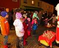 Bild: mef
Der Nikolaus verteilt an die Kinder kleine Päckchen.