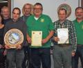 Bild: sön
Schützenmeister Heinrich Graf (rechts) und Bürgermeister Markus Dollacker (links) gratulieren Mathias Graf (Fünfter von links) zur Weihnachtsscheibe. Schießleiter Richard Drick ehrt Lothar Donhauser (ab Zweitem von links), Josef Singer, Marvin Thomas und Johann Hollweck.