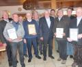 Bild: sl
Vorsitzender Josef Varnhold gratuliert mit Karl Herrmann, Josef Winter, Holger Scheufler und Pfarrer Adam Nieciecki (zweite Reihe, von links) den Geehrten: Adolf Schwägerl, Herbert Braun, Hermann Lindner, Anton Kick und Johann Winter (vorne, von links)