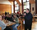 Bild: wro
Beim Treffen ehemaliger Ministranten aus den Pfarreien Wiesau und Falkenberg verspricht Ewald Opp (rechts): "Ich werde Seniorenministrant."