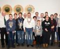 Bild: bey
Schützenmeister Karl Schiffmann (links) und Sportleiter Jürgen Völkl (Fünfter von links) überreichen die Königswürde an Joel Waldt, Philipp Mayer und Reiner Stahl (vorne, von links).