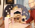 Bild: njn
Museumsleiter Manfred Klöble trapiert die Figuren an der großen Wegmann-Krippe.
