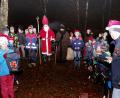 Bild: bkr
Nicht mehr zu den Feuerdrachen gehören Jonas Engelbrecht und Pascal Müller (links und rechts neben dem Nikolaus und Knecht Ruprecht). Die beiden Jugend sind die Nummer fünf und sechs, die zu einer der drei kommunalen Jugendfeuerwehren wechseln.