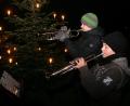 Bild: wro
Stefan Meister und Wolfgang Meiler (von rechts) spielen beim Christbaum vorweihnachtliche Weisen.