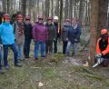 Bild: jr
In drei verschiedenen Gruppen nahmen die Landfrauen am Donnerstagnachmittag das Praxisangebot im Wald an. Hier zeigt ihnen Forstwirt Karl Rupprecht (rechts) das fachgerechte Fällen eines Baumes. Mit dabei Bernhard Zintl von der Land- und forstwirtschaftlichen Berufsgenossenschaft (SVLFG) und Kreisbäuerin Irmgard Zintl (4. von rechts).