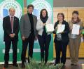 Bild: Pressefotograf des Umweltministeriums
LBV-Vorsitzender Norbert Schäffer (von links) Karl-Friedrich Barthmann (Umweltministerium Bayern), Martina Saffert (Konrektorin Grundschule Kümmersbruck), Lydia Demleitner-Kotz (Mittelschule Hahnbach), Helga Gradl (Schulleiterin Mittelschule Ensdorf) und Sabine Stopfer-Birner (Stellvertretende Schulleiterin Mittelschule Ensdorf) freuen sich über die Auszeichnung.