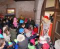 Bild: fvo
Der Nikolaus (Michael Troidl) ist von Kindern umringt.
