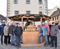Bild: rgr
Einige Schnitzer der Schnitzergemeinschaft Grafenwöhr haben die Krippe beim Rathaus aufgebaut.