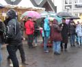 Bild: sei
Mit Regenschirmen kamen viele Besucher auf den Manteler Weihnachtsmarkt, einfach um Freunde zu treffen und pikante oder süße Leckereiien zu genießen.