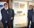 Bild: lg
Bürgermeister Martin Birner, Sammler Helmut Weiß, Sponsor Johannes Wiemann und Museumsleiter Theo Männer (von links) freuten sich über das große Interesse, das der Eröffnung der Ausstellung zuteil wurde.