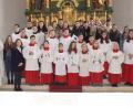 Bild: mmj
Die neuen Ministranten (vordere Reihe) mit den anderen Messdienern beim Einführungsgottesdienst, die ausscheidenden Messdiener, Oberministranten und Gruppenleiter, mit Pfarrer Wolfgang Dietz (links) und Gemeindeassistent Christian Glaser (hintere Reihe rechts).