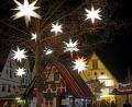Bild: Gabi Schönberger
Sterne leuchten den Weg zum Weidener Christkindlmarkt.