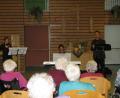 Bild: jzk
Musik vom Feinsten bieten Geigerin Eva Hennevogl, Pianistin Susanne Strauss sowie Sänger und Moderator Martin Fösel (von links) den Senioren im Innenhof des Kemnather Seniorenzentrums.