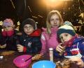 Bild: Petra Hartl
Romina, Fabian, Nina und Antonia (von links) bei der Weihnachtsbäckerei am Marktplatz.