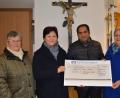 Bild: bej
400 Euro für seine vom Hochwasser geschädigte Heimat nahm Pfarrvikar Benny Joseph Kochumundammalayil aus den Händen von Evi Schwendner, Christa Dietl und Brigitte Götz (von rechts) vom Frauenbund Muschenried entgegen.