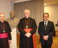 Bild: Elisabeth Weiten
Gründer Gerhard Ludwig Müller (Mitte), Gründungsdirektor Rudolf Voderholzer (links) und der heutige Leiter Christian Schaller freuen sich über zehn Jahre Institut Papst Benedikt – der am Sonntag auch anwesend ist, in Form einer Büste.