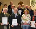 Bild: hcz
Obst- und Gartenbauvereins-Vorsitzender Klaus Fischer (vorne, Zweiter von links) bekommt von der Stellvertretenden Bezirksvorsitzenden Rosa Prell (Dritte von links) die Silberne Ehrennadel. Im Bild: die weiteren Geehrten und die Ehrengäste.