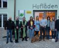 Bild: mde
Kemnath´s zweiter Bürgermeister Hermann Schraml, Franziska Brunner, Elisabeth Brunner und Hans Brunner mit Katrin Brunner und Sophie Brunner (von rechts) mit Naturland-Fachberater Konrad Maier, evang. Pfarrer Dirk Grafe und Stadtpfarrer Konrad Amschl (von links) bei der Eröffnungsfeier des Hofladens der Familie Brunner in Eisersdorf bei Kemnath.