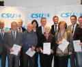 Bild: hä
Urkunden nehmen die langjährigen CSU-Mitglieder (vorne von links) Wolfgang Foierl, Karl Gruber, Christl Legat, Anneliese Kohl und Walter Siegert entgegen. Dazu gratulieren (hinten von links) Alfred Scheidler, Peter Gold, Doris Schön, Franz Stahl, Huberth Rosner und Christian Doleschal.