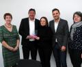 Bild: ge
Freude auf allen Seiten (von links): Schulleiterin Gisela Lehnerer, Andreas Schoene (Stahlgruber) und Birgit Maxwitat (Reichhart) mit dem Pokal, Firmenlauf-Organisator Sven Hindl und Fördervereins-Vorsitzende Heidi Sperber.