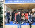 Bild: StMELF
Ministerin Michaela Kaniber (vorne, rechts) stellt sich mit Franz Paulus, Leiter des Referates für Öffentlichkeitsarbeit, und den Dießfurter Schlossbläsern zum Erinnerungsfoto auf.