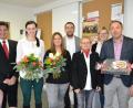 Bild: hcz
Nicole Roder, Sabine Woppmann (Zweite und Dritte von links) und Oswald Putzer (rechts) erhalten ihre Ehrung von BRK-Kreisgeschäftsführer Sandro Galitzdörfer, Personalratsvorsitzender Bertram Kincl, Stellvertretende Kreisgeschäftsführerin Edeltraud Sperber und Personalreferentin Nadine Ehmann (von links).