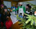 Bild: rn
Apfelkücheln und Apfelpunsch sind der "Renner" beim Obst-und Gartenbauverein.