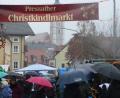 Bild: mng
Kein Schnee, stattdessen Regen beim diesjährigen Christkindlmarkt in Pressath. Doch den Besucherzahlen tat dies kaum Abbruch.