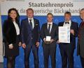 Bild: Angabe Baumgart/StMELF
Landwirtschaftsministerin Michaela Kaniber zeichnete auch die Bäckerei Kosler aus Maxhütte-Haidhof mit dem Staatsehrenpreis für das bayerische Bäckerhandwerk aus.
