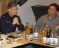 Bild: pz
Polizeiinspektionsleiter Markus Damm (Zweiter von rechts) bei seinem Vortrag in der Sitzung des Stadtrats. Rechts daneben Stadtrat Elmar Brandl und von links Bürgermeister Bernd Sommer und Stadtbaumeister Hubert Siller.
