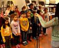 Bild: R. Kreuzer
Die Schüler singen „Schlittenfahrt im Schnee“. Die Klasse 1 und 2c mit Lehrer Alexander Konrad üben fleißig im Vorfeld.