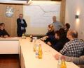 Bild: bey
Rudolf Kick (stehend, links) und Baudirektor Gerhard Kederer (stehend, rechts) vom Staatlichen Bauamt Amberg-Sulzbach begründen in der Bauausschusssitzung mit den Anliegern an der Staatsstraße nach Waidhaus die Festsetzung der Höhen für den Straßenkörper.