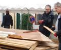 Bild: enz
Zahlreiche Helfer um Fremdenverkehrsvereins-Vorsitzenden Alfons Schnurrer (Zweiter von rechts) haben sich am Aufbau beteiligt.