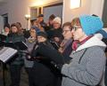 Bild: nm
Die nasskalte Witterung macht der katholische Kirchenchor vergessen. Die Gemeinschaft lässt es beim Adventssingen im Kirchhor warm ums Herz werden.