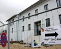 Bild: Stephan Huber
Im Eingangsbereich derzeit Baustelle: Die Kfz-Zulassungsstelle des Landkreises in der Amberger Beethovenstraße nehmen täglich zwischen 150 bis 200 Menschen in Anspruch. Die übliche Wartezeit gibt die Behörde mit zehn Minuten an. Nicht zuletzt deshalb sieht der Kreisausschuss keine Veranlassung, eine Zweigstelle zu schaffen, auch wenn die Wege besonders aus dem Landkreis-Westen relativ weit sein können.