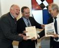 Bild: Petra Hartl
Sie haben viel Spaß. Bei einer Förderung von 1,5 Millionen Euro ist das aber auch verständlich. Wirtschaftsminister Hubert Aiwanger (Mitte) überbrachte die frohe Botschaft an Ursensollens Bürgermeister Franz Mädler (rechts) und dessen Stellvertreter Norbert Schmid.