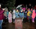 Bild: zer
Sie singen für die Besucher: Die Schülerinnen und die Josef-Faltenbacher-Schüler vor dem Christbaum beim Liedvortrag.