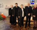 Bild: weu
Das Pfarrerehepaar Ruth und Norbert Schlinke verabschiedete Heidi Forster, Erich Schlicker, Annemarie Eibl, Georg Birner (von rechts) sowie Susanne Setzer und Dr. Ellen Deußer-Schuler (nicht im Bild) aus dem Kirchenvorstand.