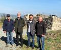 Bild: hl
Franz Horn, Leonhard Zintl (von rechts) und Georg Wagner vom Heimat- und Kulturverein führen Diplomingenieur Raimund Karl (von links) auf der Burgruine zu den Baustellen des Jahres 2018.