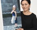 Bild: Petra Hartl
Irine Shotadze mit dem Ölbild, das sie der Familie des abgebildeten Mädchens schenken möchte.