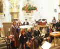 Bild: gz
Das Adventskonzert führen Mundartsprecher Josef Sterr (Mitte), der Roggensteiner Vierklang, der Josefshofer Hausg'sang (vorne, von links) sowie die "Kleine Veeh-Harfen-Musik", der Zitherclub Erbendorf und die Regensburger Sänger (hinten, von links).