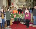 Bild: exb
Im Bild die Mitglieder der KLJB Beidl nach dem Adventkranz binden in der Kirche.