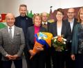 Bild: no
Bei der Einführung (von links): Bürgermeister Dieter Dehling, Personalrat Werner Winter, Elternbeiratsvorsitzender Matthias Wenkmann, Christine Ruoff, Pfarrer Thomas Schertel, Gabi Pirner, Ehemann Markus Rahm, Schulverbandsvorsitzende Brigitte Bachmann und Schulrat Stephan Tischer.