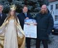 Bild: jr
Auf den Mitterteicher Weihnachtsmarkt freuen sich (von links) Bürgermeister Roland Grillmeier, Christkind Lara Zeitler, Gewerbefördervereins-Vorsitzender Stefan Grillmeier und sein Stellvertreter Holger Paschedag.