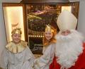 Bild: Gabi Schönberger
Engelchen Thomas Kammerer und Lea Stadler mit dem Niklaus im fünften Adventsfenster im Alten Rathaus.