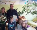 Bild: ral
Die Kinder und Bürgermeister Josef Deichl gratulieren Sonja Rojer (links) zu ihrem Dienstjubiläum.