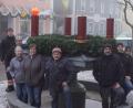 Bild: mmj
Die erste Kerze des überdimensionalen Adventskranzes brennt.