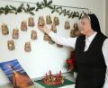 Bild: Gabi Schönberger
Das Säckchen mit der Nummer "10" ist ihres. Schwester Brigitte kann es kaum erwarten, ihr Adventskalendertürchen zu öffnen.