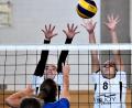 Bild: G. Büttner
Die Volleyballerinnen des TB Weiden sind in der Landesliga Nordost auf dem Vormarsch. Nach dem Derbysieg in Hahnbach ist der Rückstand zu Spitzenreiter TV Altdorf II weiter geschrumpft. Das Archivbild zeigt Denitsa Peeva (rechts) und Kathrin Plakhotnik beim Block.